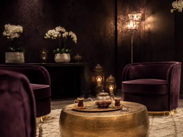 Kadife koltuklu, çay masalı bekleme salonu — Tophane, Masaj Salonun