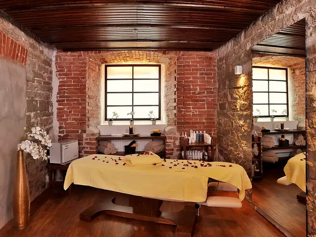 Tuğla duvarlı, gül yapraklı masaj odası — Tophane, Masaj Salonun
