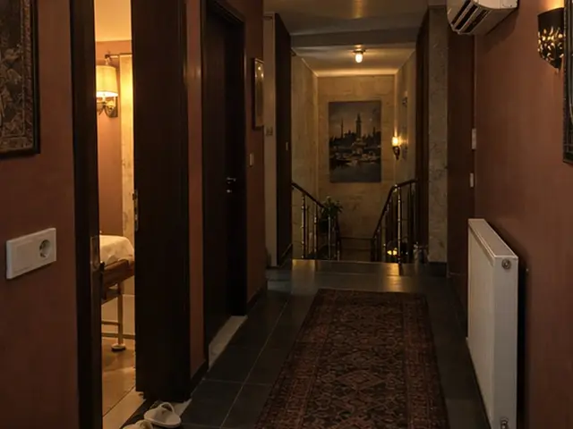 Halılı, apliklerle aydınlanan uzun koridor — Tophane, Masaj Salonun